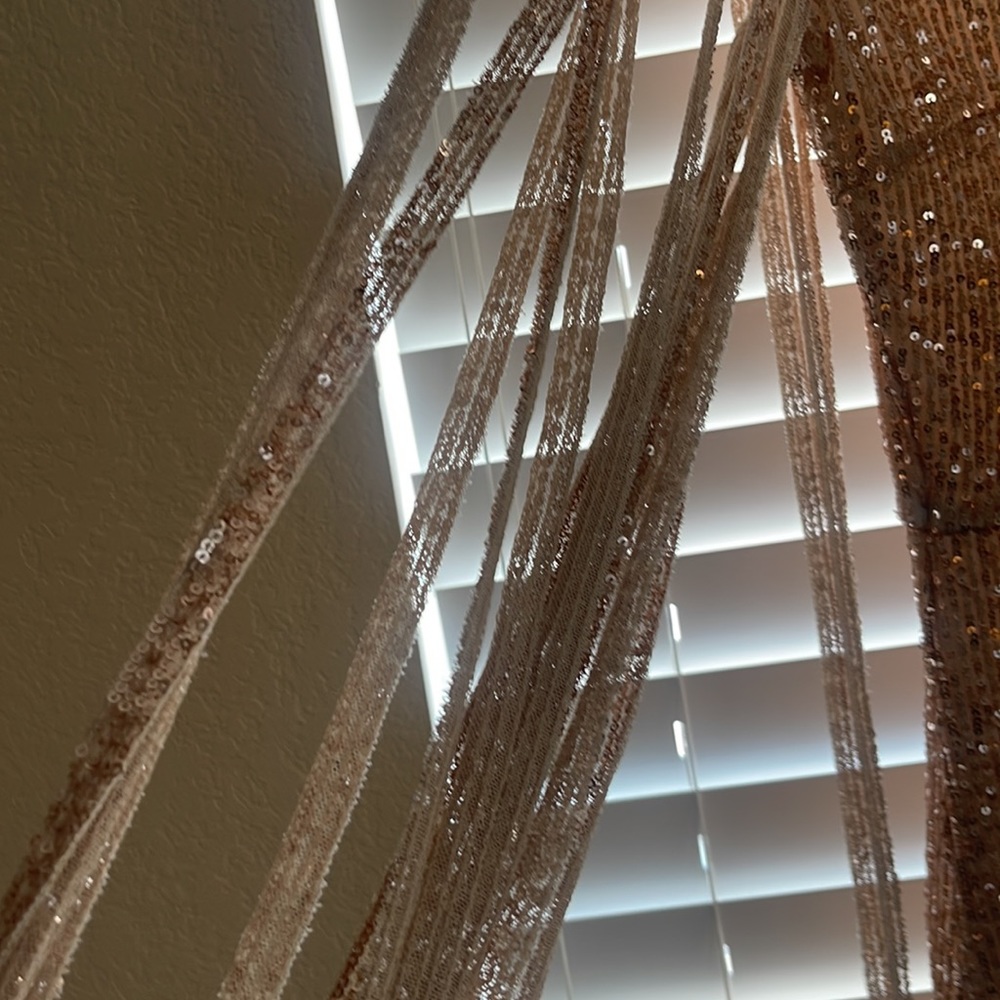 𝙶𝚘𝚕𝚍 sequins - Picture 2 of 3